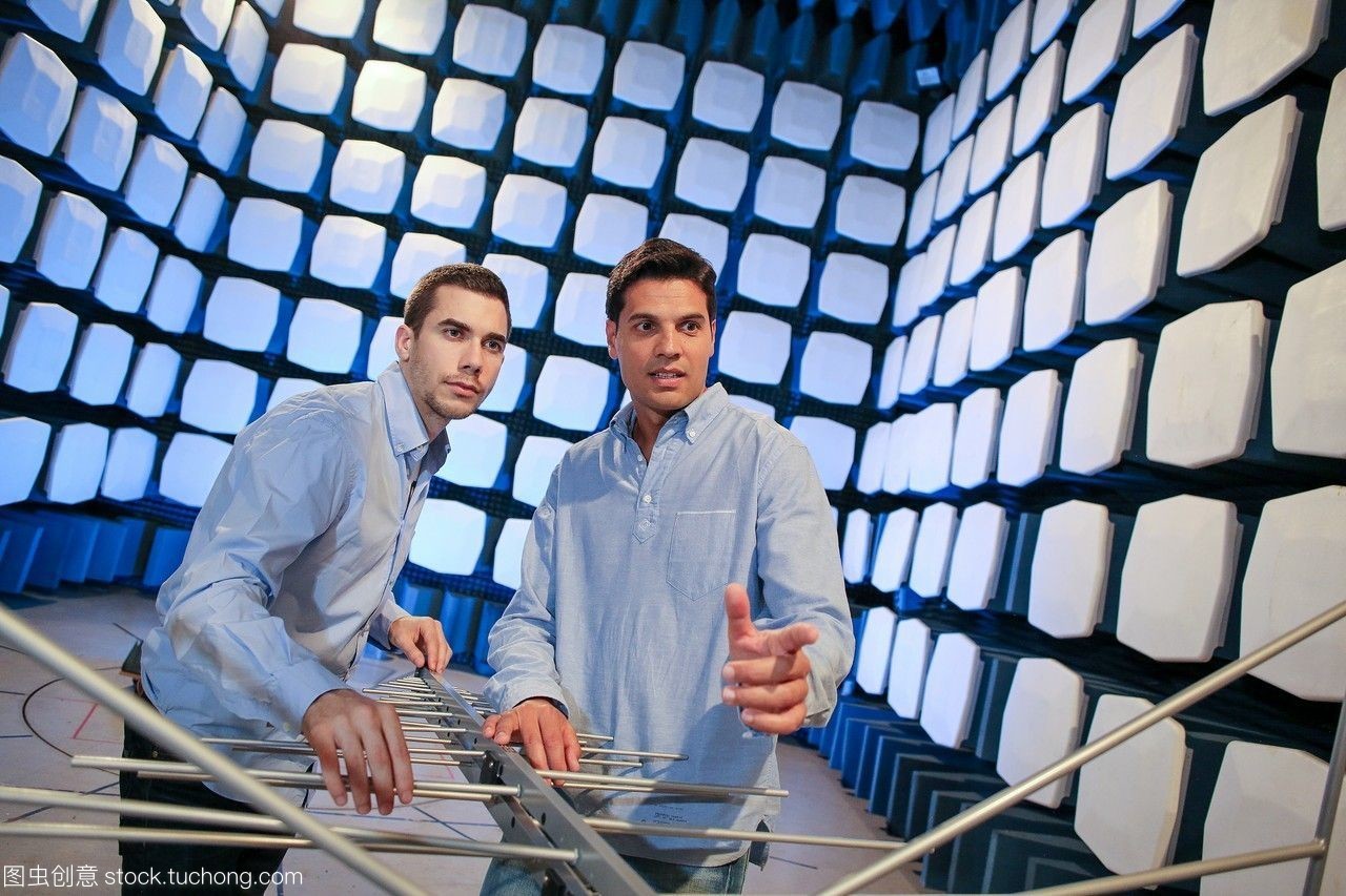 研究人員安回聲室emc&電信實(shí)驗(yàn)室認(rèn)證低壓電器&電子產(chǎn)品技術(shù)服務(wù)行業(yè)的tecnalia研究&創(chuàng)新bizkaia巴斯克國(guó)家西班牙